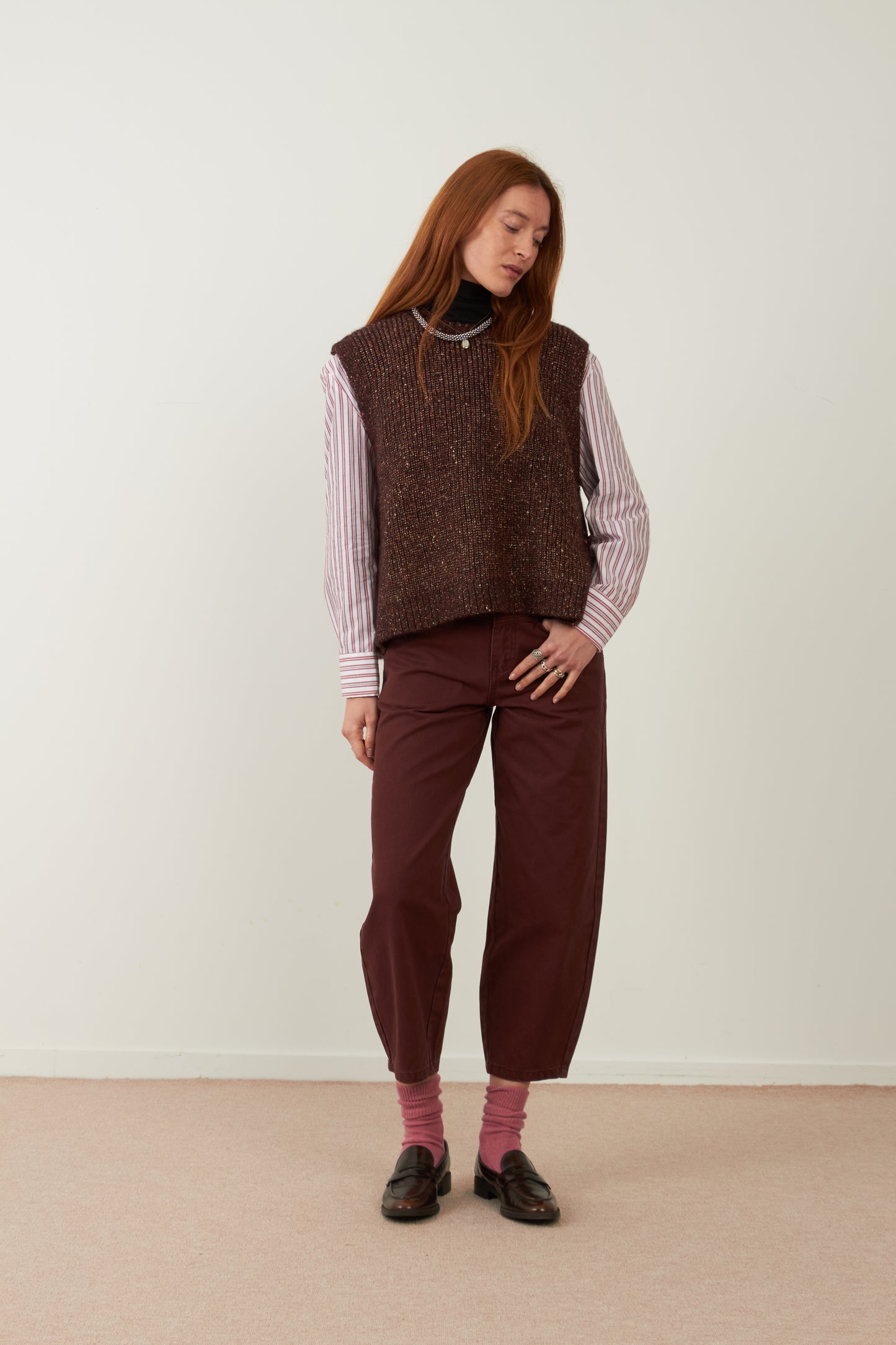 PODIUM SLEEVELESS SWEATER - CHOCO