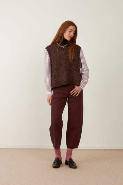 PODIUM SLEEVELESS SWEATER - CHOCO