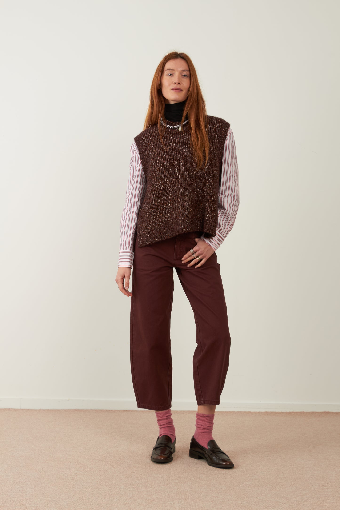 PODIUM SLEEVELESS SWEATER - CHOCO