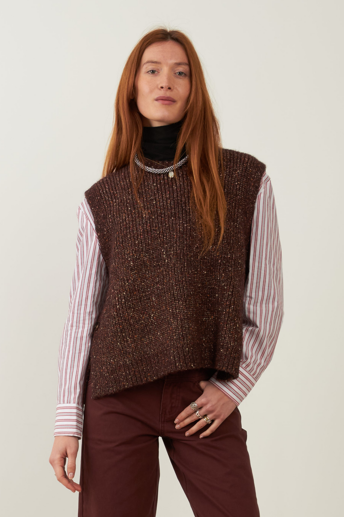 PODIUM SLEEVELESS SWEATER - CHOCO